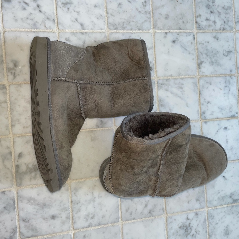 Women’s gray classic short Ugg boots